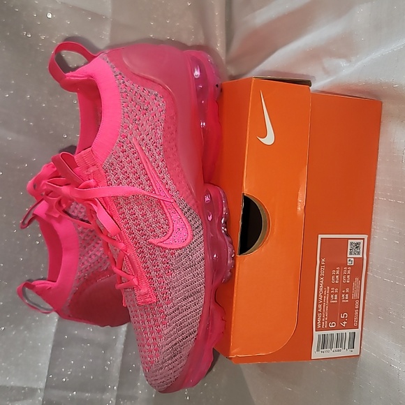 Nike Shoes - Womans Air Vapormax 2021 size 6 NWT